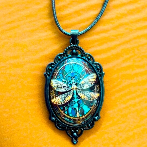 Jewelry - Unique Dragonfly Pendant Necklace NWT